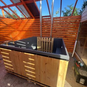 Tinaja de Madera Revestida en Fibra Modelo Cuadrada Padel Capacidad 10 Personas