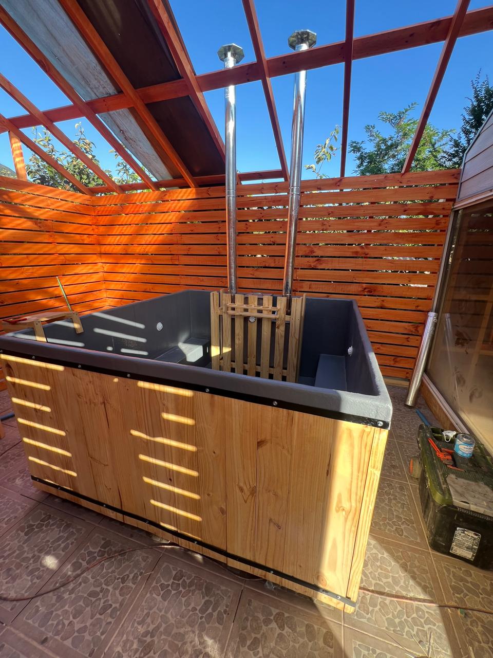 Tinaja de Madera Revestida en Fibra Modelo Cuadrada Padel Capacidad 10 Personas